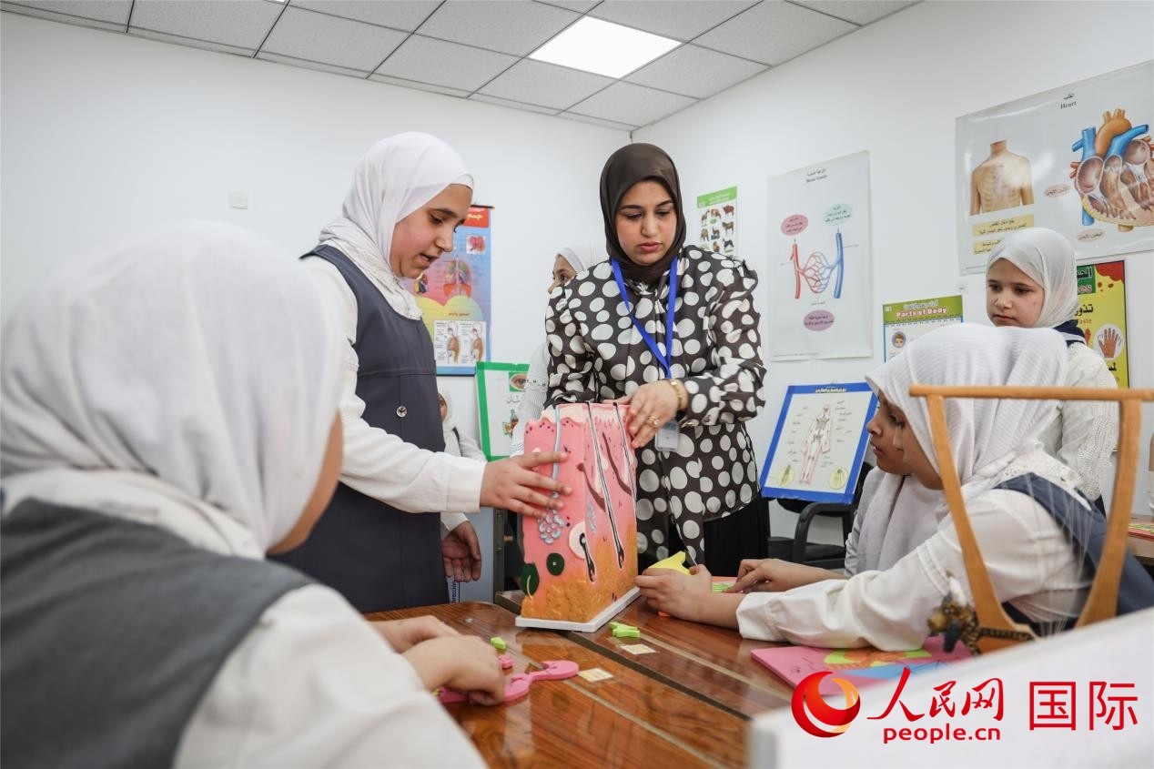 圖為阿爾·圖拉女子學(xué)校學(xué)生在上生物課。人民網(wǎng)記者 薛丹攝