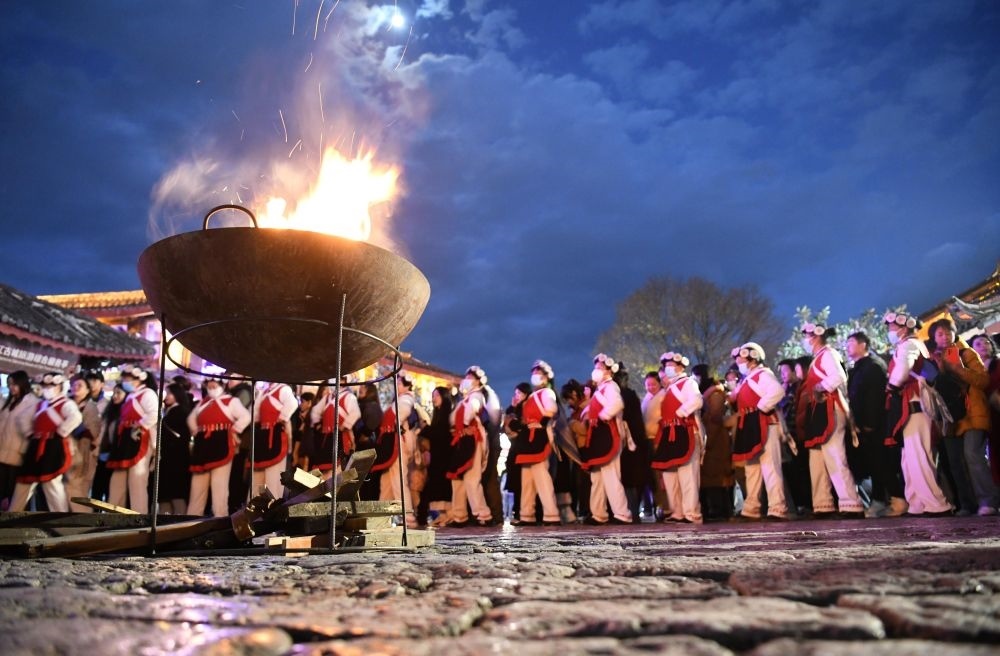 2025年1月11日，游客和居民在麗江古城打跳游玩。（趙慶祖攝）