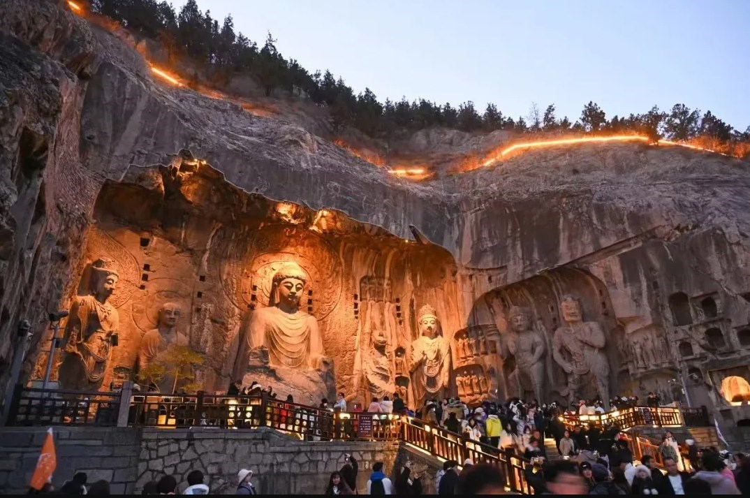 游客在龍門石窟參觀游覽。