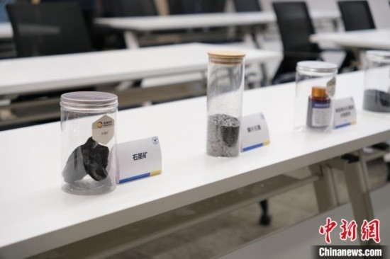 5月20日，浙大高分子科學與工程學系內(nèi)擺放著石墨礦等。 曹丹 攝