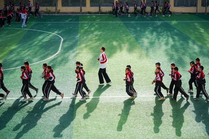 2025年4月24日，在新疆克州阿圖什市哈拉峻鄉(xiāng)謝依特小學，支教教師帶領學生晨跑。新華社記者 徐宏巖 攝