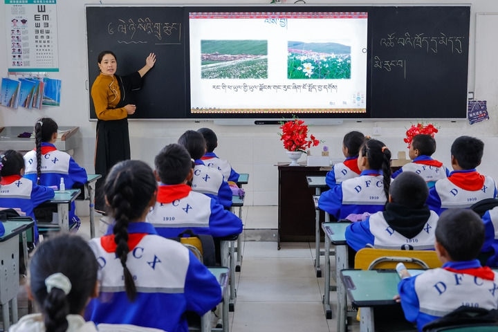 2024年9月27日，在四川省甘孜藏族自治州道孚縣城關第一完全小學，采取“藏加模式”教學的五年級一班的藏語文課上，準木周老師指導藏族學生以家鄉(xiāng)草原風物為主題寫作藏語文作文。新華社記者 沈伯韓 攝