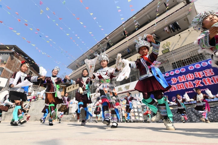 2025年3月25日，廣西柳州市融水苗族自治縣桿洞鄉(xiāng)中心小學學生在跳蘆笙踩堂舞。新華社記者 黃孝邦 攝