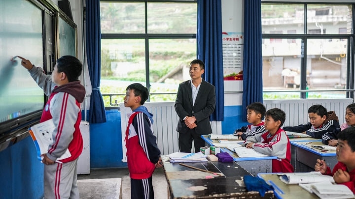 2024年11月21日，在地處烏蒙山區(qū)的貴州省六盤水市水城區(qū)亮巖小學，學生在供暖的教室內學習。新華社記者 陶亮 攝