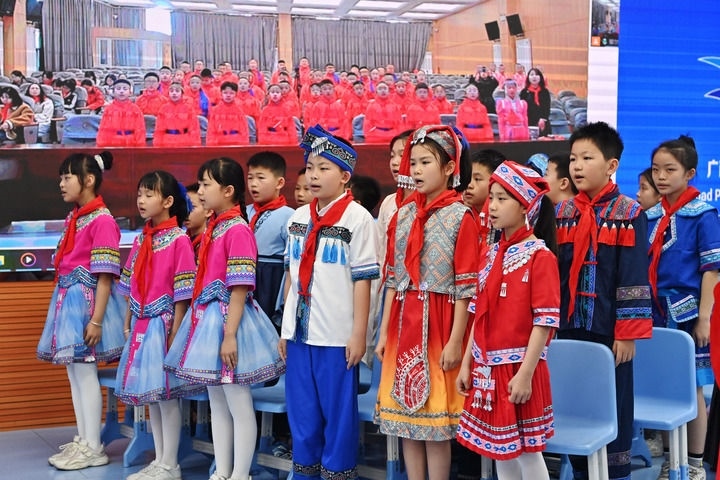2025年3月28日，在“壯蒙一家親 共筑中國夢”手拉手主題云隊會上，廣西南寧市濱湖路小學四（1）中隊隊員通過網(wǎng)絡和內蒙古鄂爾多斯東勝區(qū)第十二小學四（9）中隊隊員一起唱《中國少年先鋒隊隊歌》。新華社記者 周華 攝