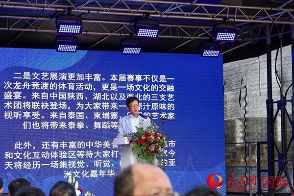 中國(guó)駐法蘭克福總領(lǐng)事黃昳揚(yáng)在致辭中對(duì)龍舟賽表示熱烈祝賀。人民網(wǎng) 依琳攝