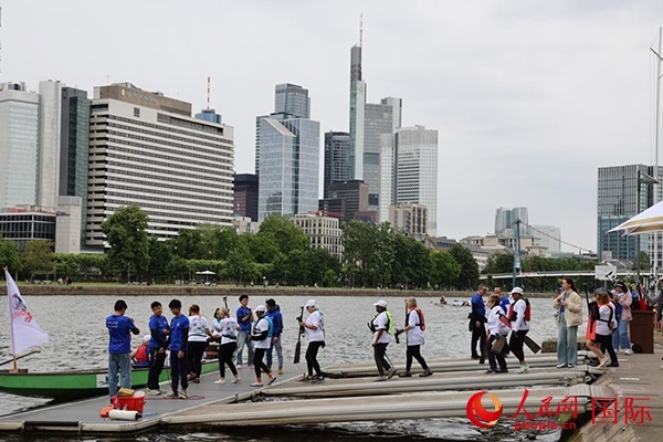 來自美國(guó)的快樂龍舟隊(duì)選手們正在登船準(zhǔn)備參賽。人民網(wǎng)記者 劉仲華攝