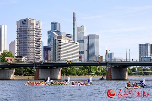 龍舟賽隊(duì)伍奮力揮槳、破浪前行。人民網(wǎng) 依琳攝