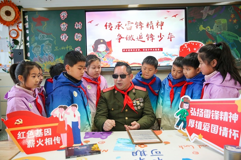 2025年3月3日，江蘇南通如皋市安定小學(xué)里，傷殘軍人許波銀在思政小課堂上向?qū)W生講述雷鋒故事。