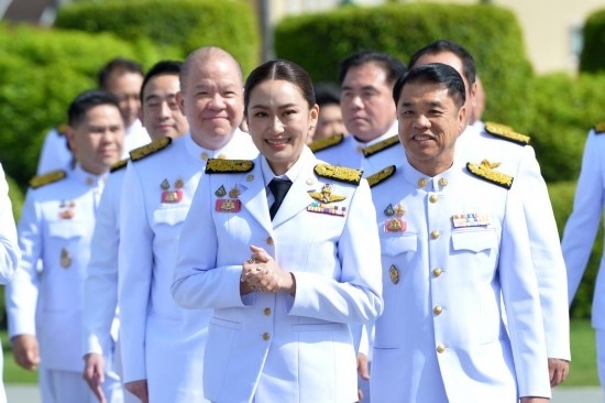 2024年9月7日，泰國(guó)總理佩通坦·欽那瓦（前中）及新一屆內(nèi)閣成員在位于首都曼谷的總理府與媒體見(jiàn)面。新華社發(fā)（拉亨攝）