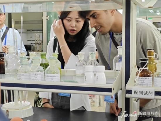 5月26日，2025上合組織國家媒體合作論壇嘉賓參觀新奇康藥業(yè)股份有限公司實(shí)驗(yàn)室。石榴云/新疆日?qǐng)?bào)記者 宋海波攝