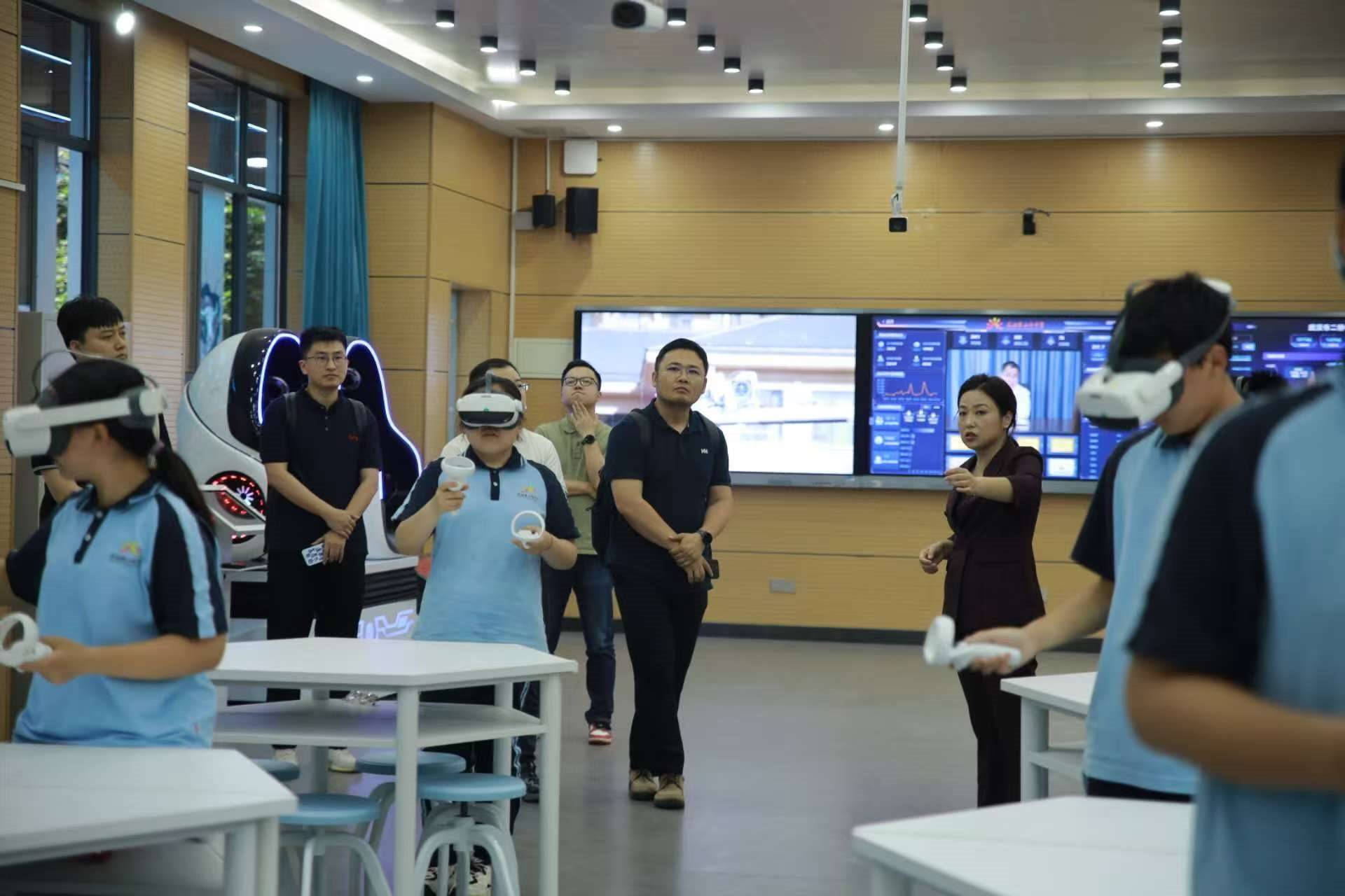 二橋中學(xué)學(xué)生在應(yīng)用VR設(shè)備學(xué)習(xí)。主辦方供圖
