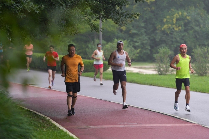 2024年7月14日，市民在北京中軸線延長線上的奧林匹克森林公園運(yùn)動鍛煉。