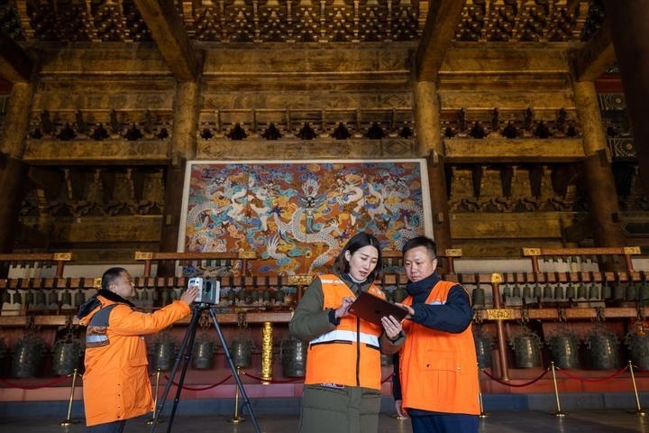 北京市測繪設(shè)計(jì)研究院團(tuán)隊(duì)在太廟測繪（2023年2月19日攝）。2020年9月起，北京市測繪設(shè)計(jì)研究院的技術(shù)團(tuán)隊(duì)開展了北京中軸線遺產(chǎn)點(diǎn)實(shí)地測繪，從文物保護(hù)、環(huán)境整治、文物騰退等方面為北京中軸線申遺提供空間數(shù)據(jù)底板。