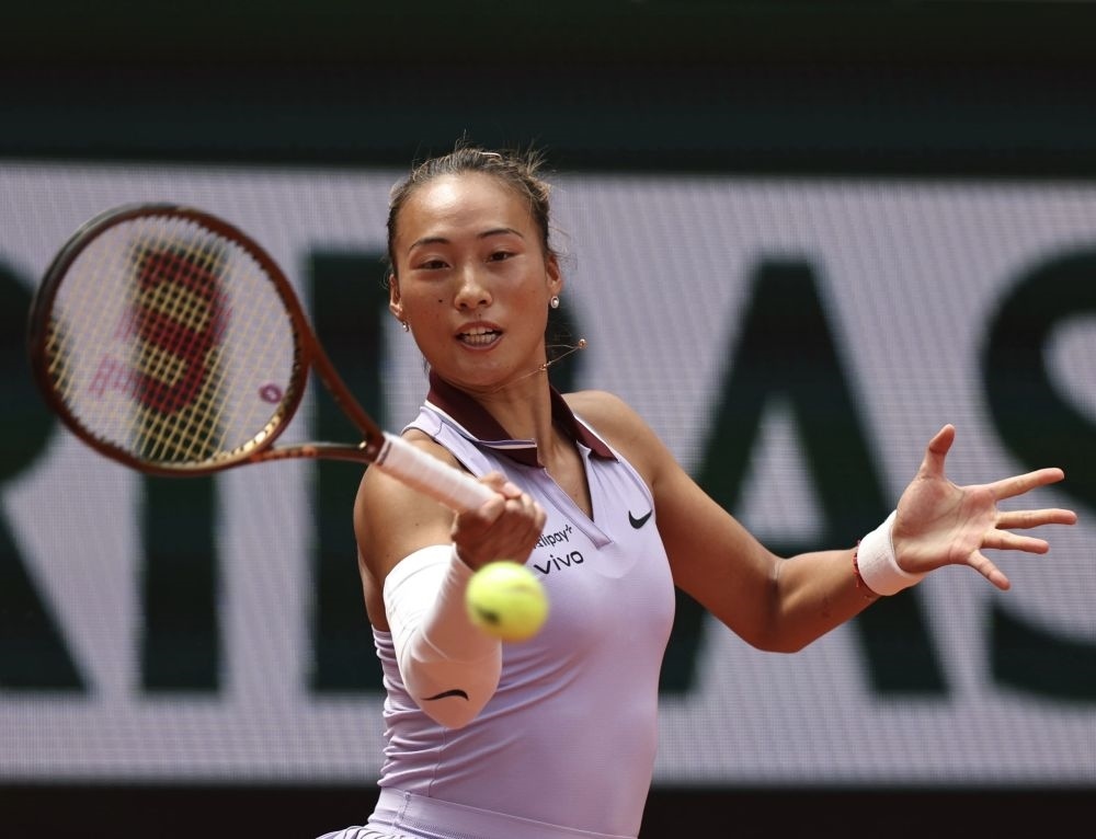 6月1日，鄭欽文在比賽中回球。新華社記者 李京 攝