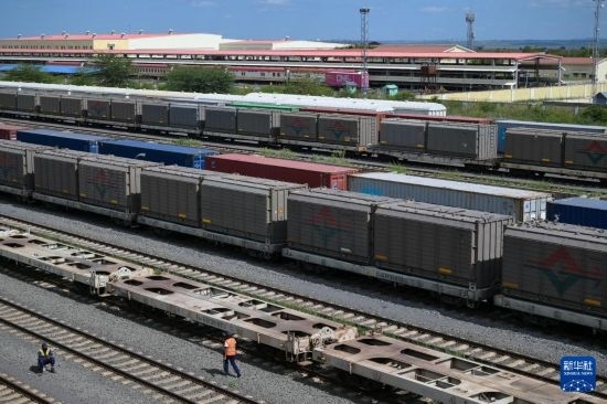 5月31日，在蒙內(nèi)鐵路內(nèi)羅畢站到發(fā)場，鐵路工人在鐵道旁巡檢。新華社記者 楊光 攝