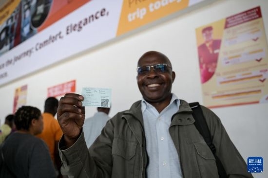 5月31日，在蒙內(nèi)鐵路內(nèi)羅畢站，一名前往蒙巴薩的乘客展示車票。新華社記者 楊光 攝