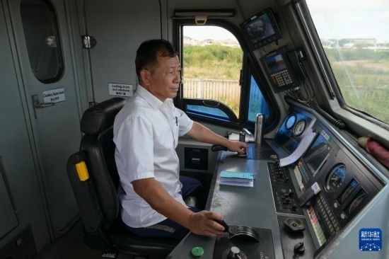 5月31日，在蒙內(nèi)鐵路內(nèi)羅畢站，機車駕駛員蔣立平在即將開往蒙巴薩的E2次列車上進行準備工作。新華社記者 楊光 攝