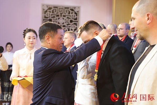 中國駐俄羅斯大使張漢暉為獲獎?wù)哳C獎。人民網(wǎng)記者 肖新新攝