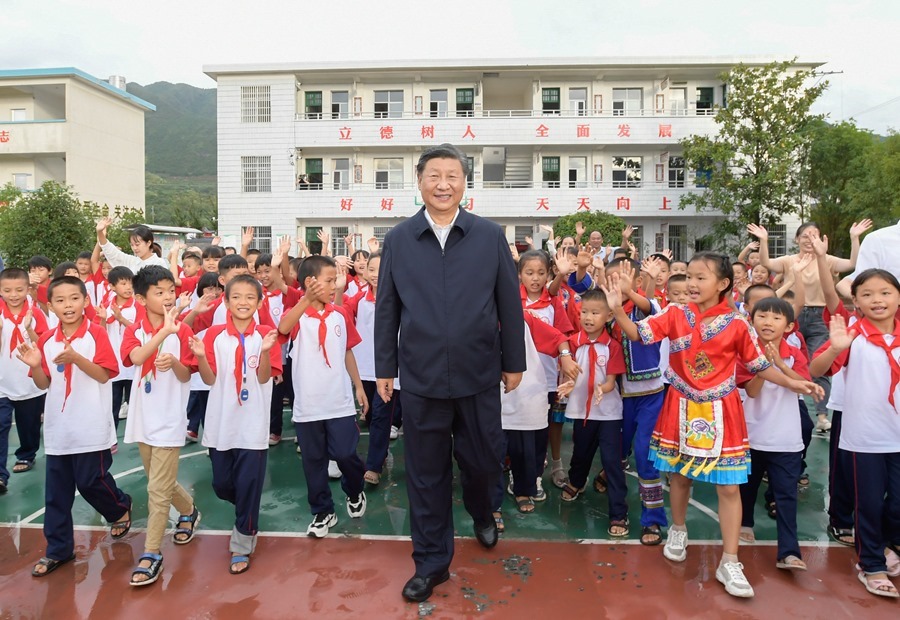 2020年9月16日，在湖南郴州市汝城縣文明瑤族鄉(xiāng)第一片小學(xué)，師生們簇?fù)碇?xí)近平總書記步出校園。新華社記者 李學(xué)仁 攝