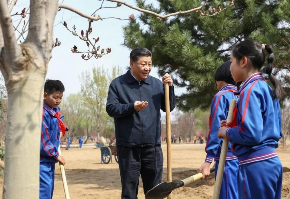 2019年4月8日，習(xí)近平總書記參加首都義務(wù)植樹活動。這是習(xí)近平總書記同少先隊(duì)員在一起。新華社記者 鞠鵬 攝