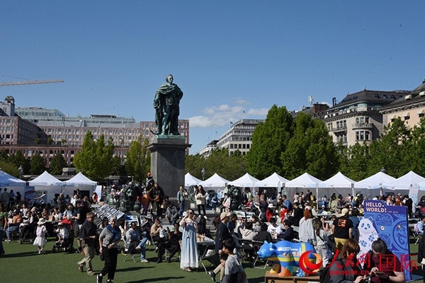“你好！中國”端午游園會在斯德哥爾摩國王花園廣場舉辦。人民網(wǎng)記者 殷淼攝