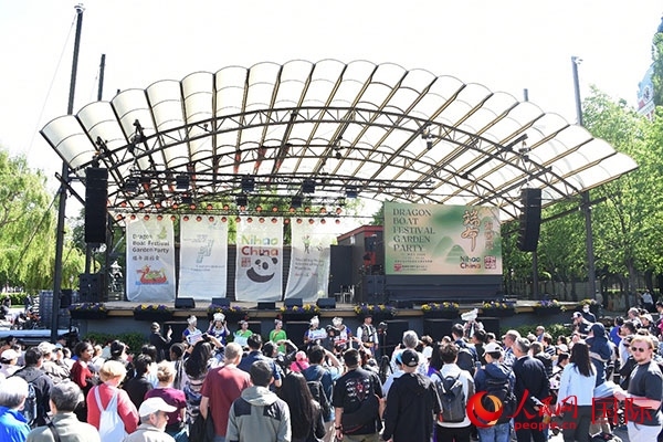 中瑞民眾歡聚國王花園廣場共慶端午佳節(jié)。人民網(wǎng)記者 殷淼攝