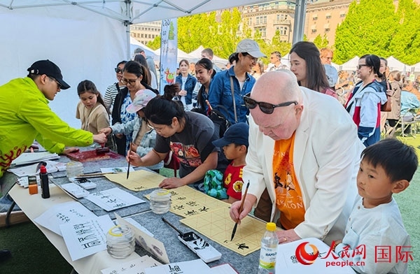 書法體驗。人民網(wǎng)記者 殷淼攝