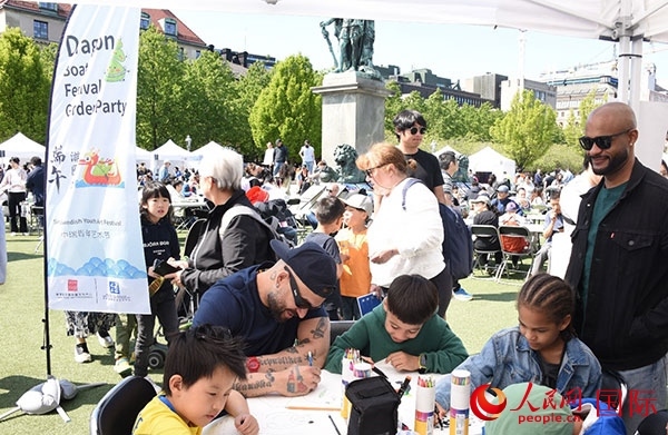 體驗熊貓彩繪活動。人民網(wǎng)記者 殷淼攝