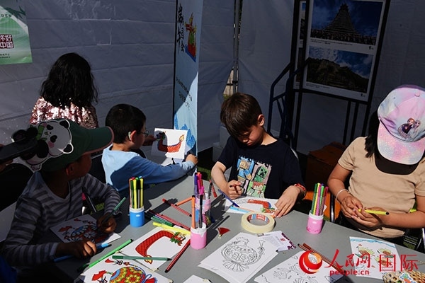 端午文化體驗—龍舟圖片填色。人民網(wǎng)記者 殷淼攝