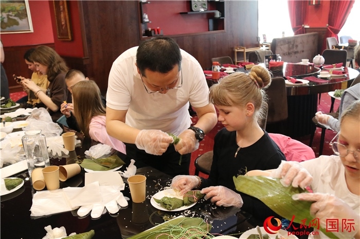 烏克蘭兒童學(xué)習(xí)體驗(yàn)包粽子。人民網(wǎng)記者蔡子暢攝