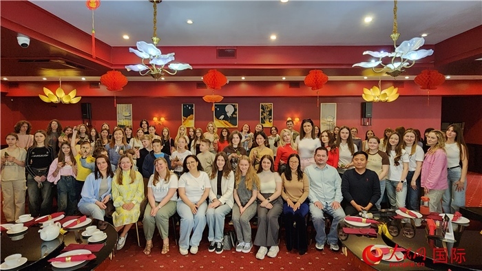 “慶端午學(xué)中文”活動(dòng)全體合照。人民網(wǎng)記者蔡子暢攝