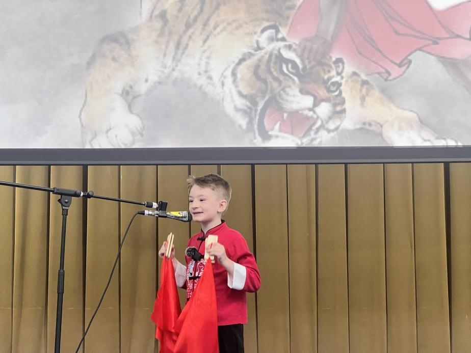 一航表演快板《武松打虎》。布加勒斯特大學(xué)孔子學(xué)院供圖