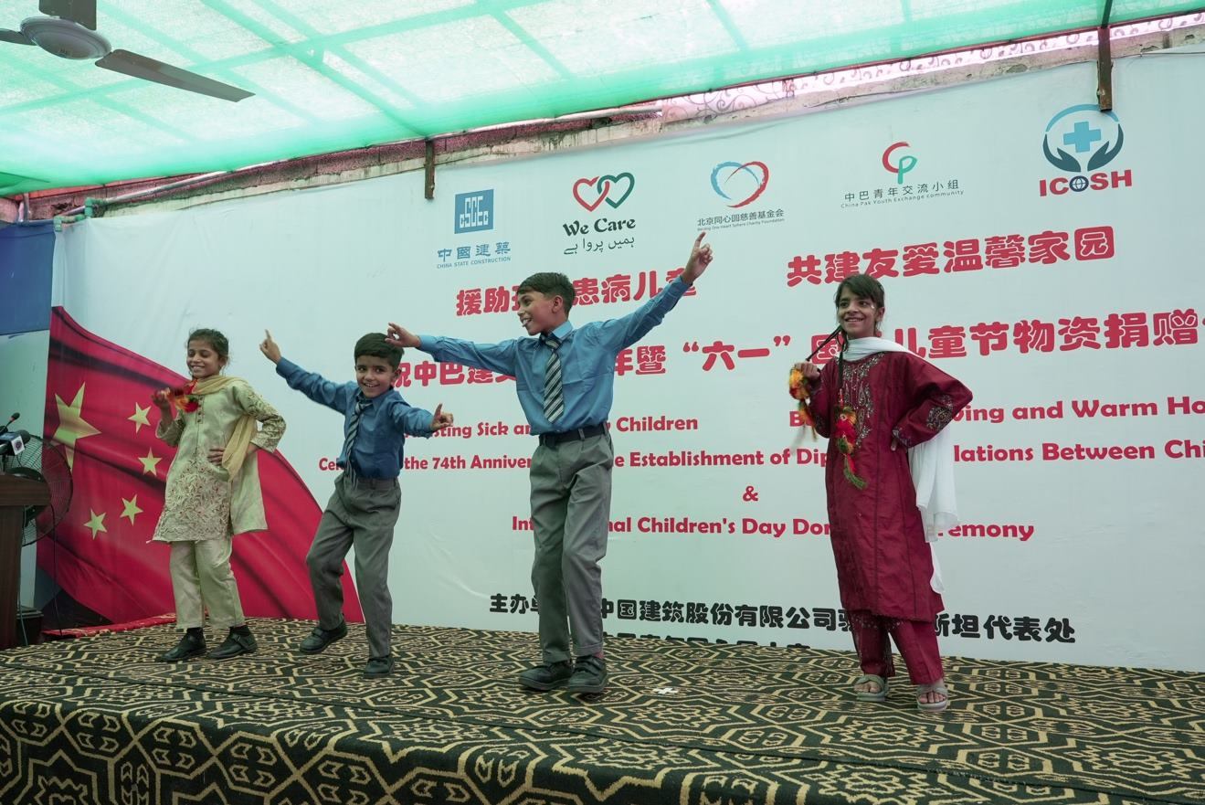 受捐孤兒在活動(dòng)現(xiàn)場(chǎng)表演自己創(chuàng)作的舞蹈節(jié)目。瓦加斯·阿赫邁德攝