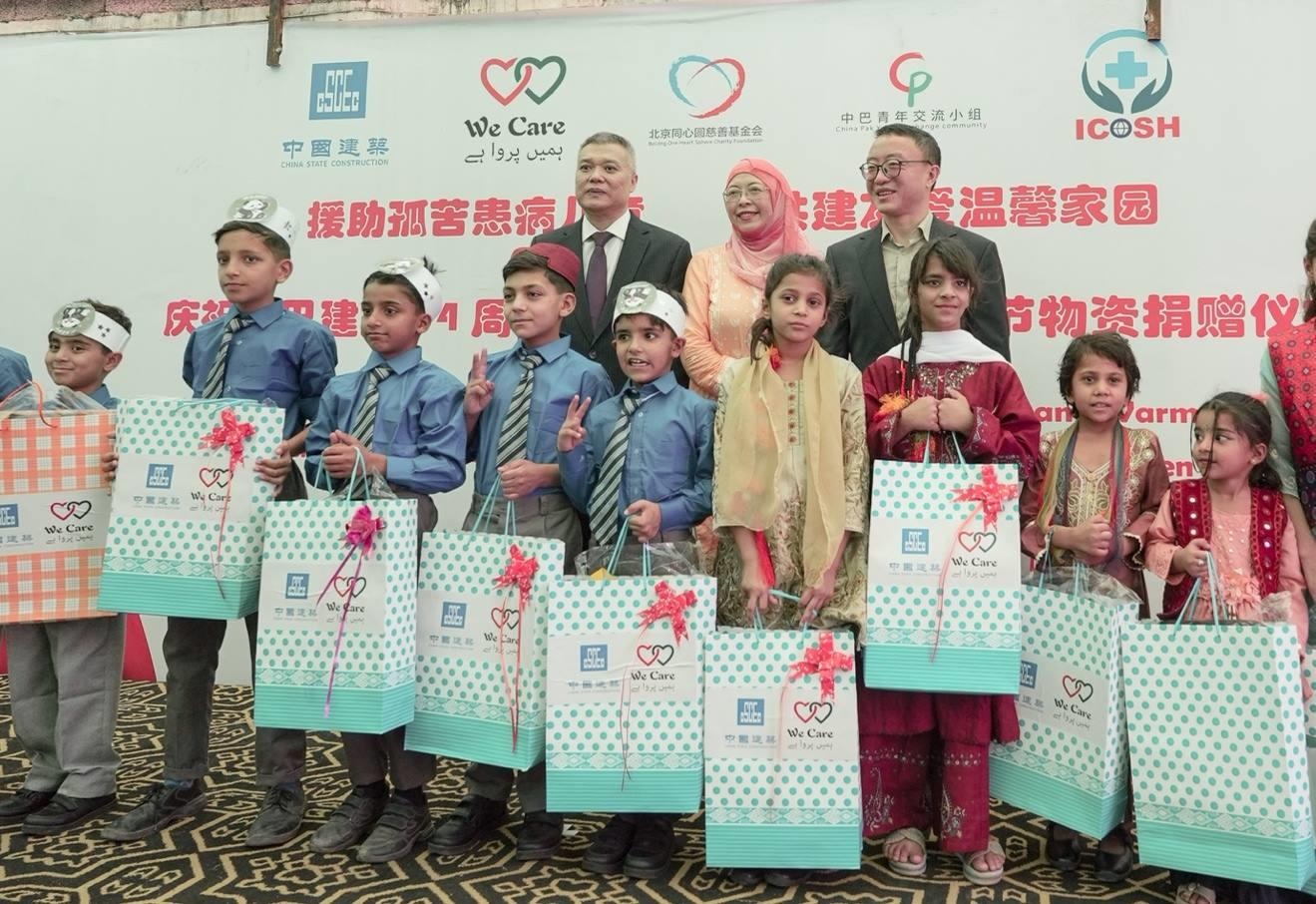 受捐孤兒在儀式上合影留念。瓦加斯·阿赫邁德攝