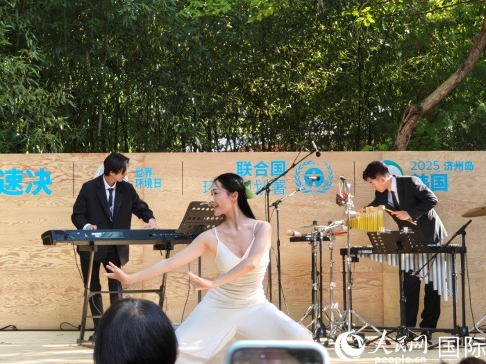 《舞，自然》舞蹈表演。人民網(wǎng)記者 李明攝