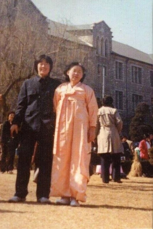 1982年，李在明身著校服，與母親一起參加大學開學典禮。圖片來源：李在明競選團隊