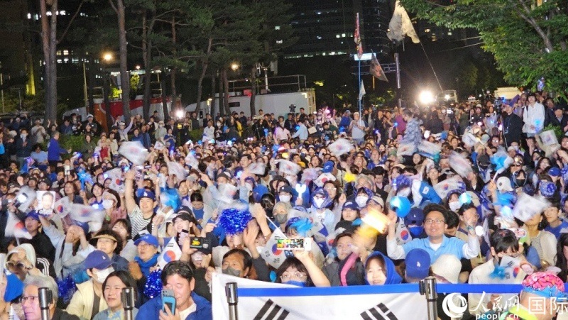 當?shù)貢r間4日凌晨，李在明支持者們聚集在國會前等待計票結果。人民網 柳美鉉攝