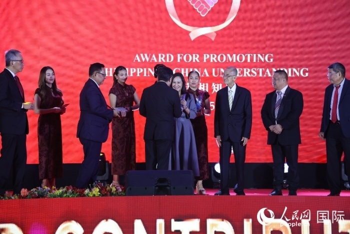 黃溪連大使給榮獲“重要貢獻(xiàn)獎(jiǎng)”的奎松市市長喬伊·貝蒙蒂等人頒獎(jiǎng)。人民網(wǎng)記者 樊帆攝