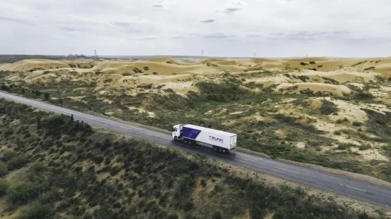 主線科技智能卡車(chē)行駛在路上。