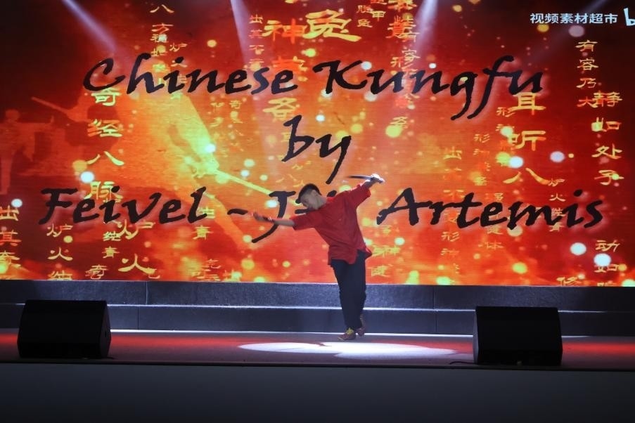 恩星學(xué)校中學(xué)部學(xué)生表演武術(shù)。哈山努丁大學(xué)孔子學(xué)院供圖