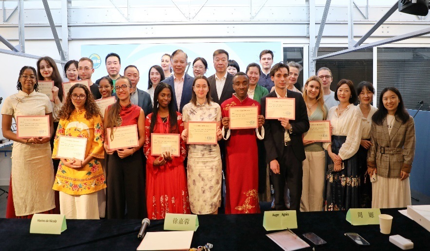 圖1：中國駐法使館公使陳力、教育公參周家貴與比賽師生、評(píng)委合影（圖片：巴黎西岱大學(xué)孔子學(xué)院）